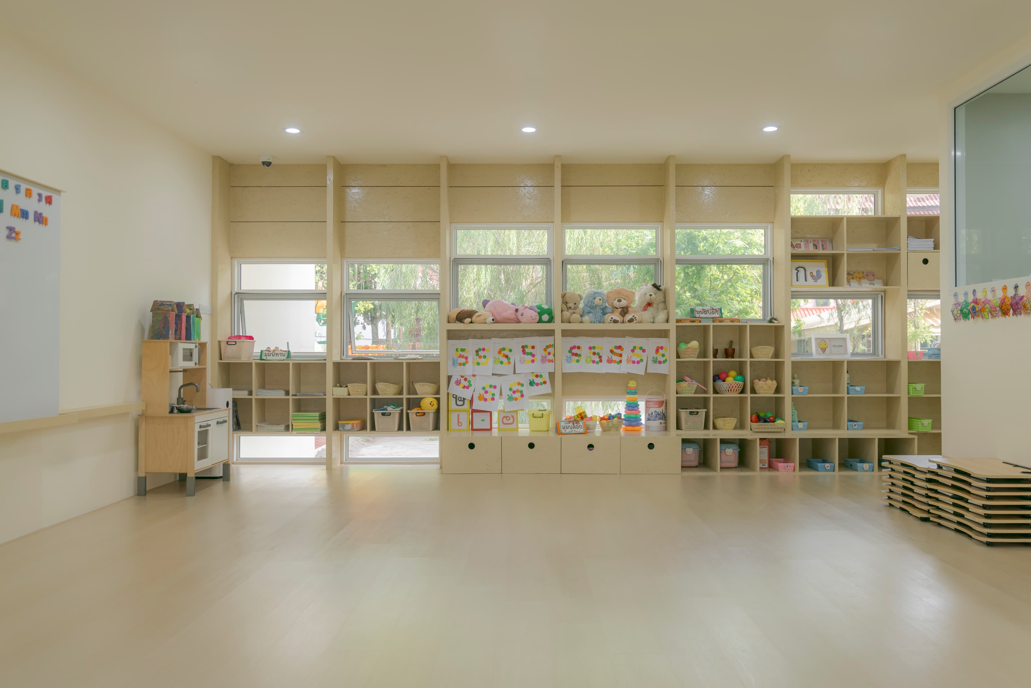ห้องเรียนพร้อมมุมของเล่นและอุปกรณ์การเรียนรู้