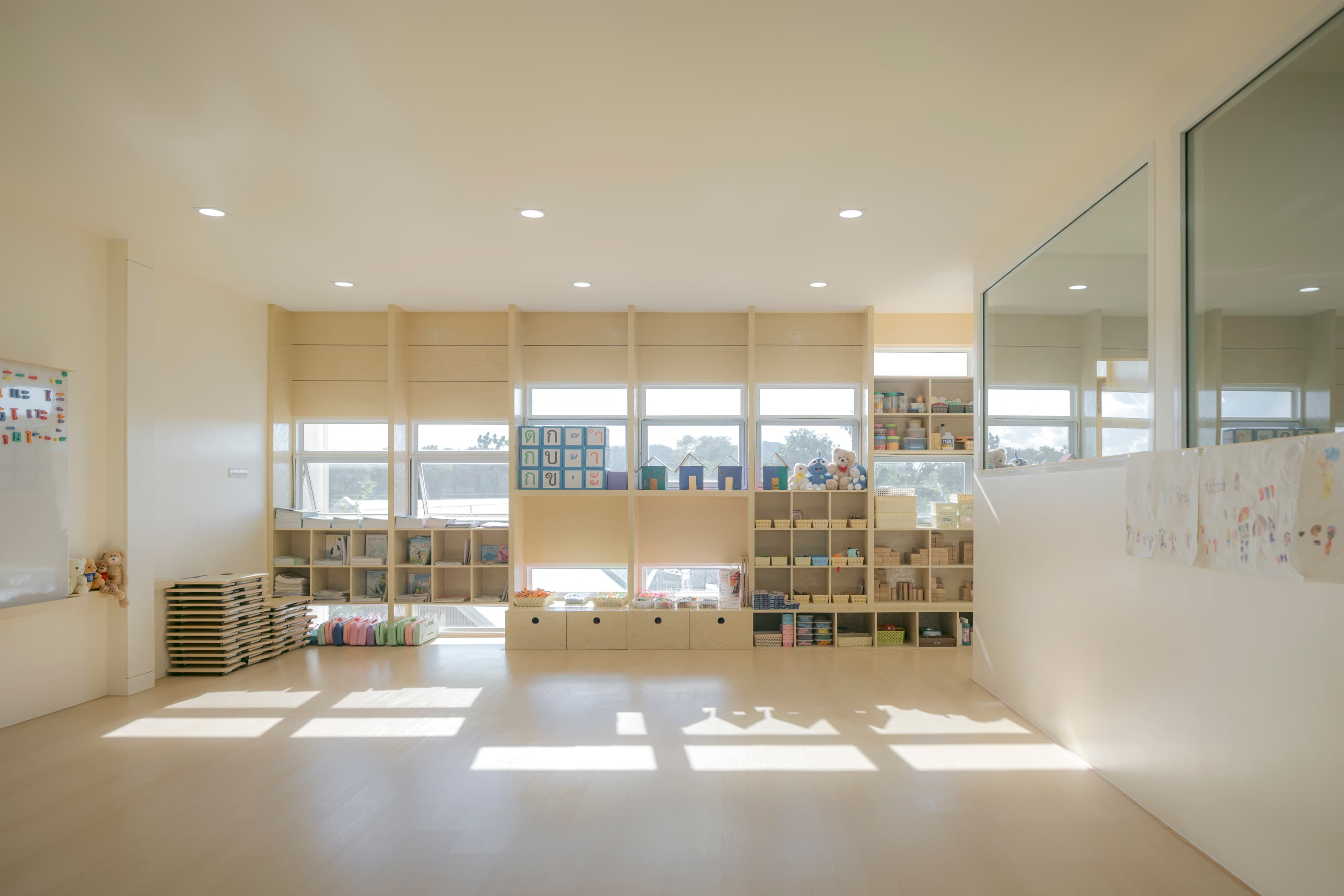 ห้องเรียนที่มีแสงธรรมชาติและพื้นที่กว้างขวาง