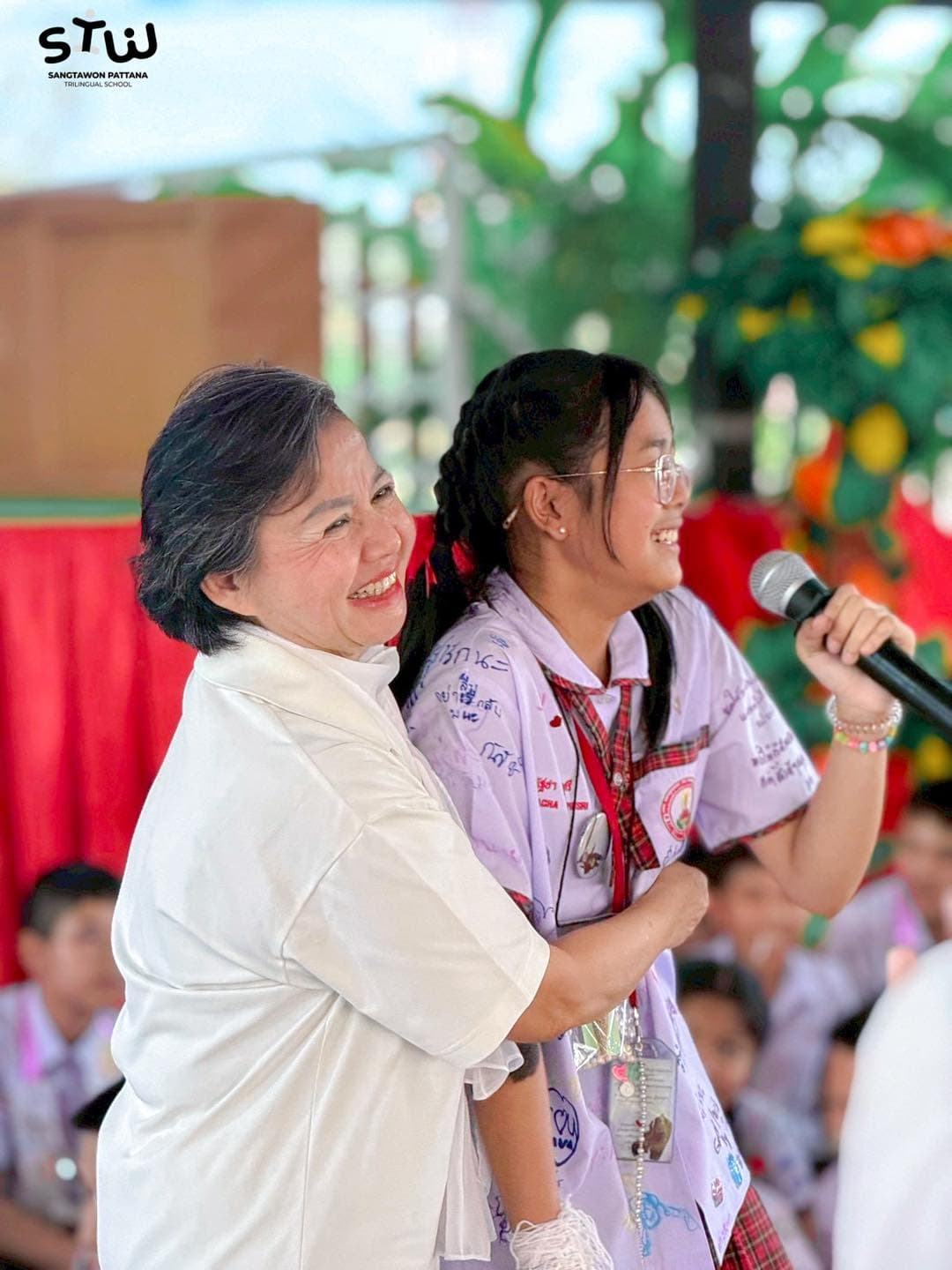 นักเรียนประถมทำกิจกรรม